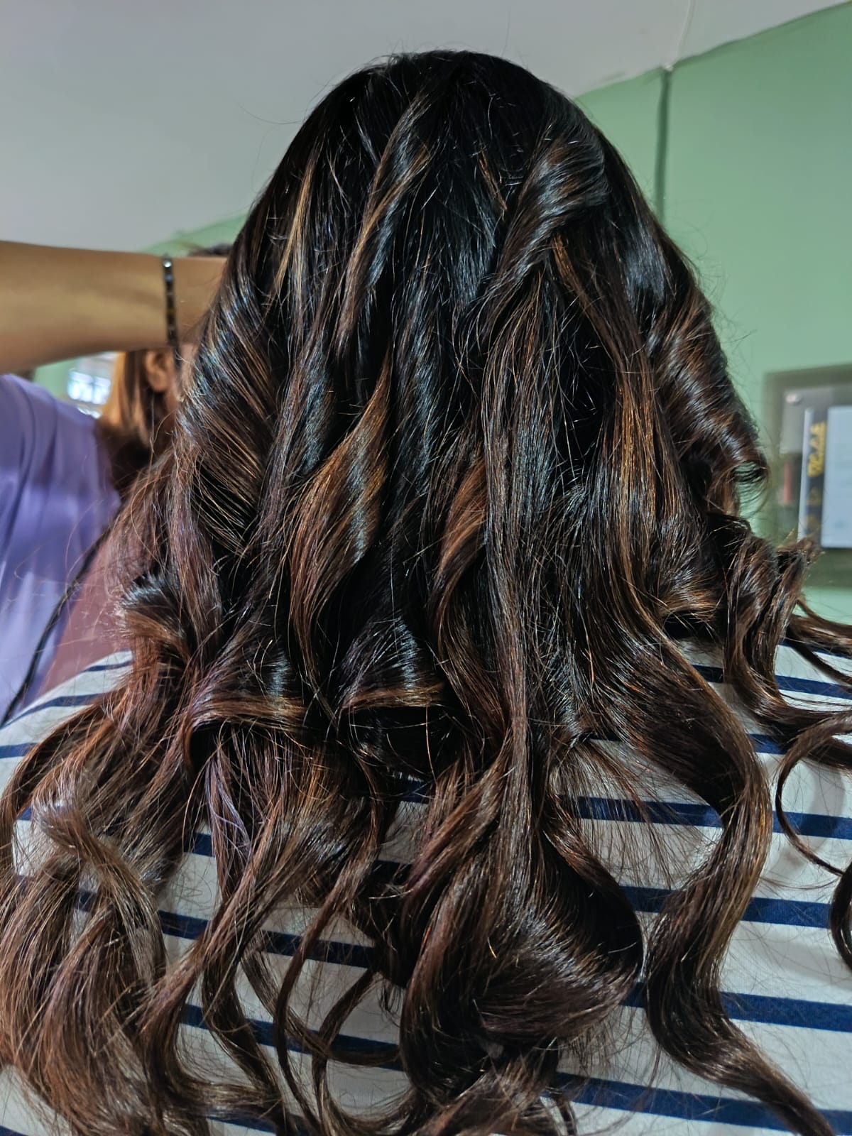 Mechas caramelo con ondas
