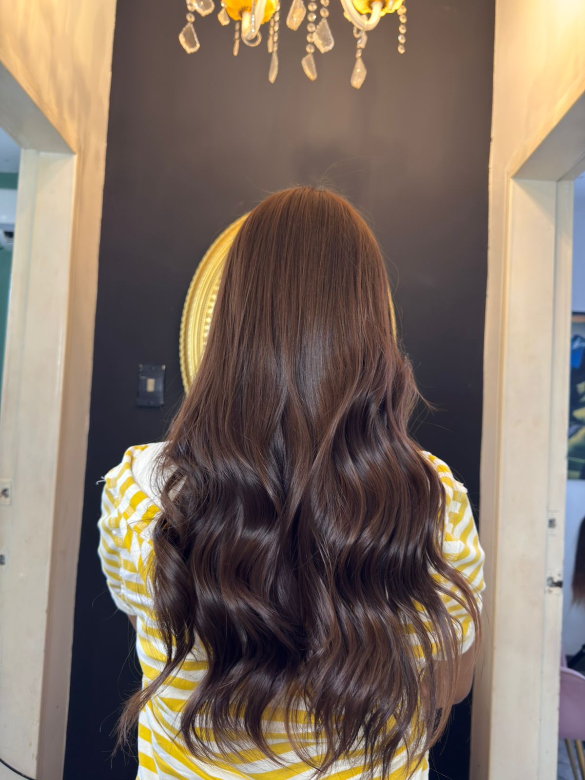 Cabello castaño con ondas y brillo